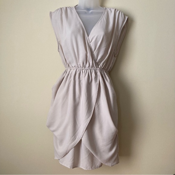 H&M Dresses & Skirts - H&M Tulip Hem Wrap V Neck Sleeveless Dress Women’s Size 4 Light Cream Beige